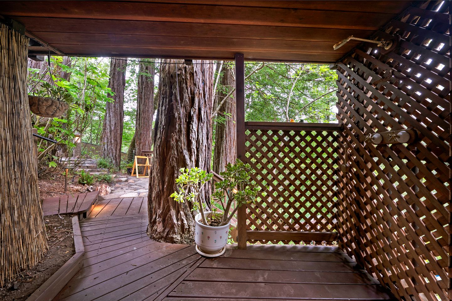 Gorgeous Garden-Level Guest Suite for a Comfortable Getaway Surrounded by Nature in Rio Nido, California