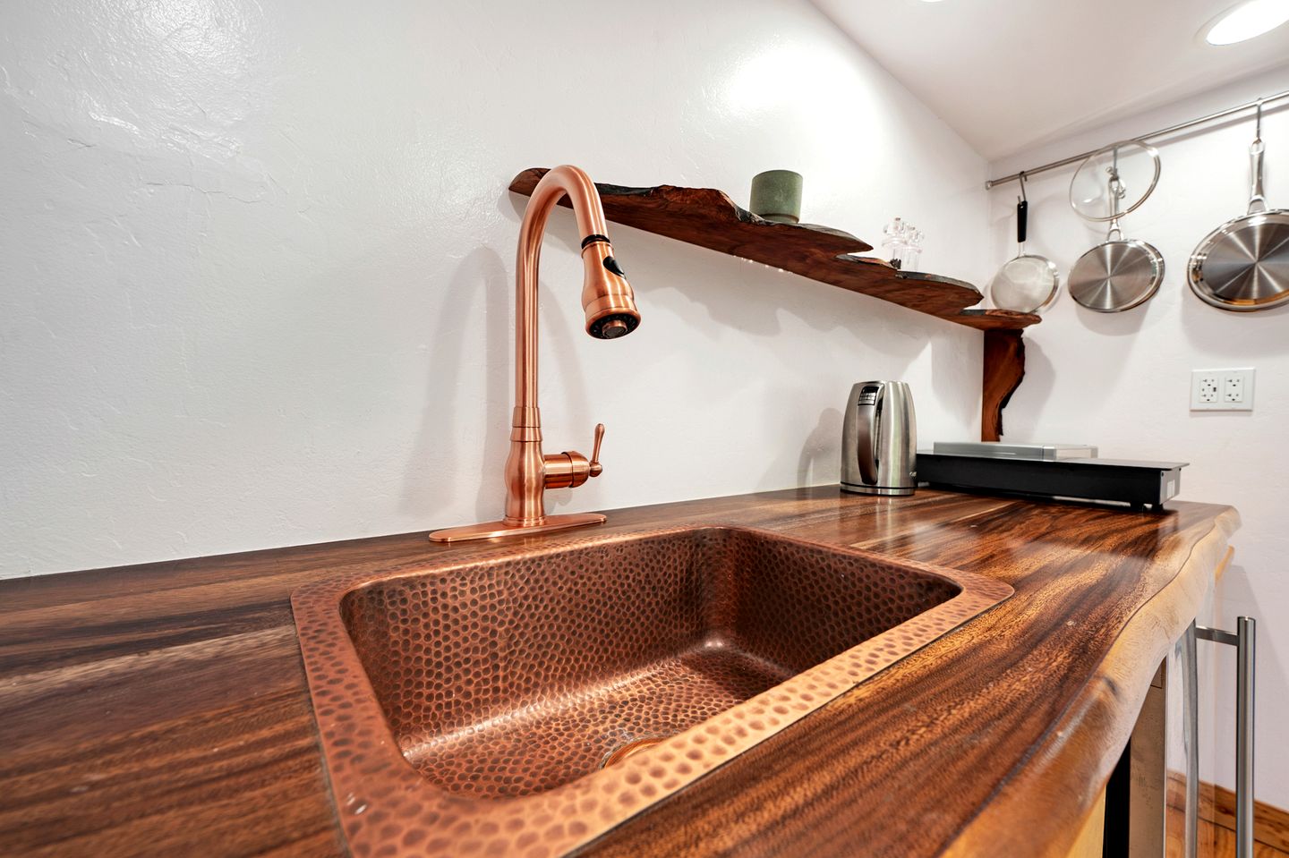 Gorgeous Garden-Level Guest Suite for a Comfortable Getaway Surrounded by Nature in Rio Nido, California