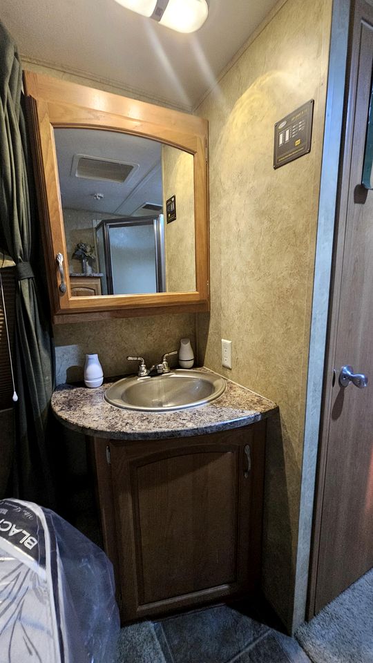 Charming RV Glamping Escape with Modern Comforts, Fresh Linens, and Coffee Outdoors in Victoria, Texas