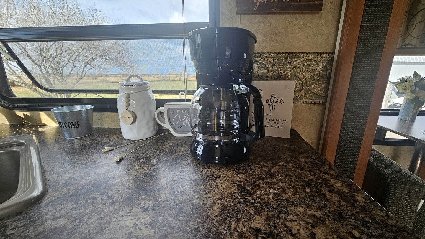 Charming RV Glamping Escape with Modern Comforts, Fresh Linens, and Coffee Outdoors in Victoria, Texas