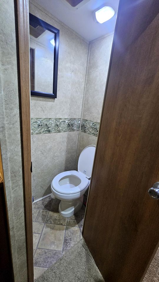 Charming RV Glamping Escape with Modern Comforts, Fresh Linens, and Coffee Outdoors in Victoria, Texas