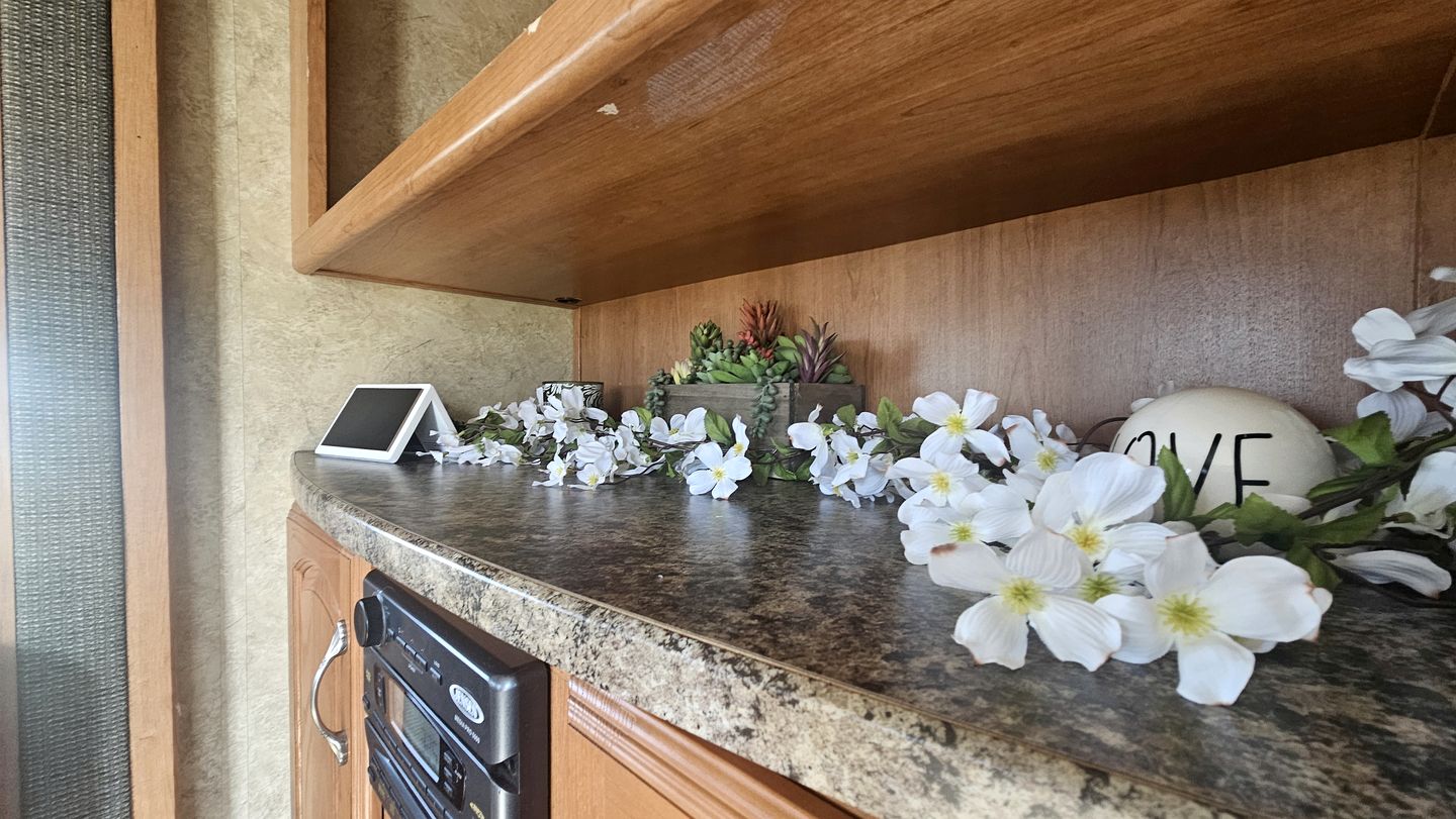 Charming RV Glamping Escape with Modern Comforts, Fresh Linens, and Coffee Outdoors in Victoria, Texas