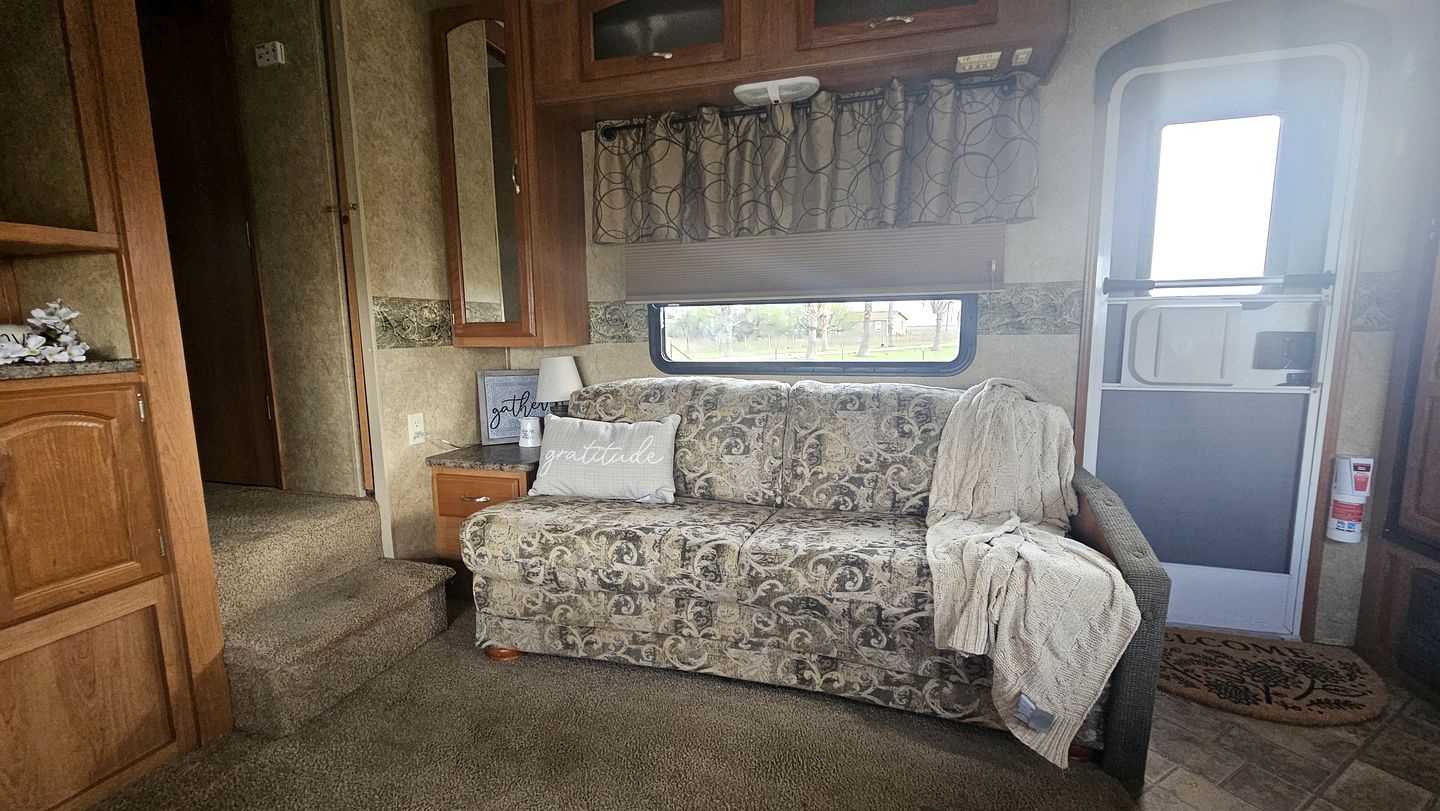 Charming RV Glamping Escape with Modern Comforts, Fresh Linens, and Coffee Outdoors in Victoria, Texas