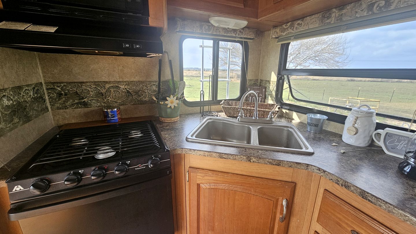 Charming RV Glamping Escape with Modern Comforts, Fresh Linens, and Coffee Outdoors in Victoria, Texas