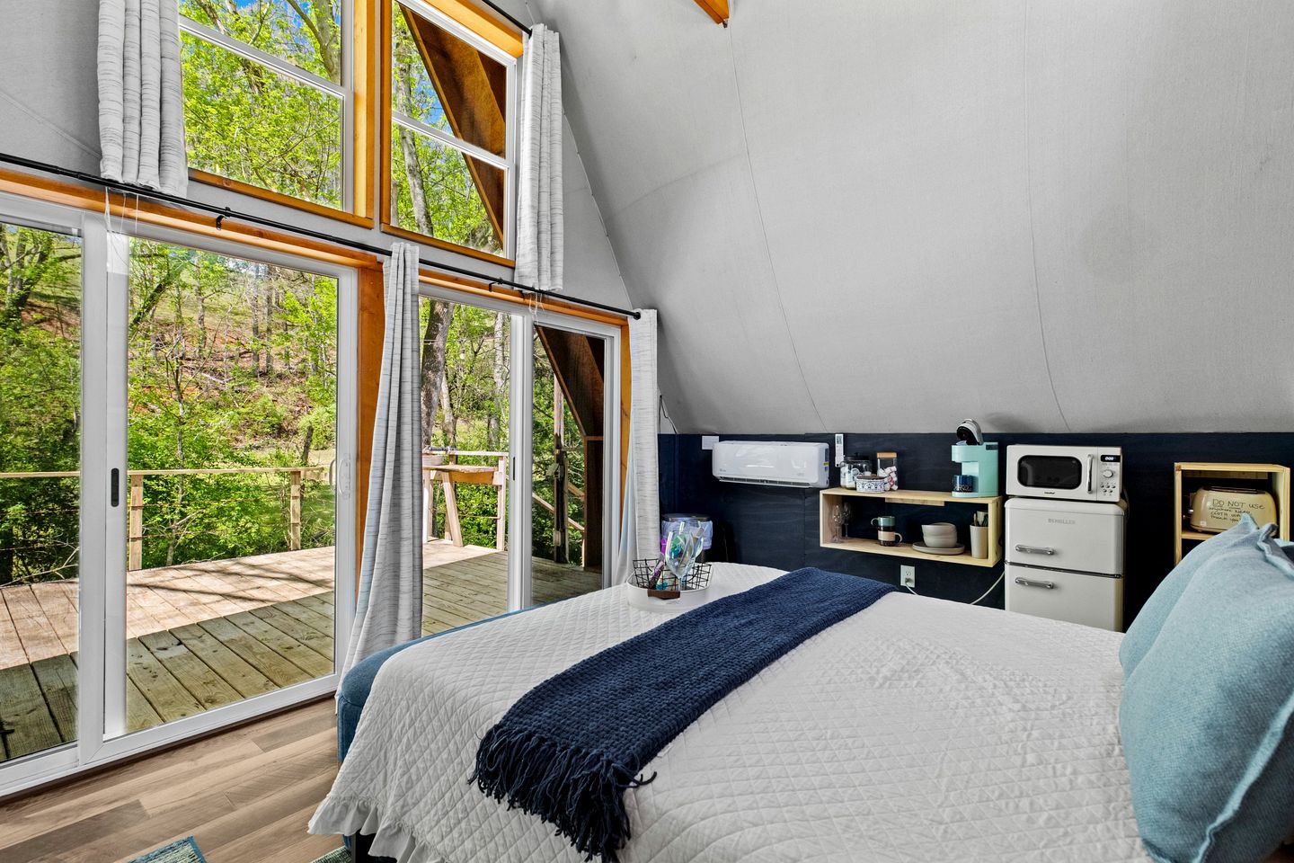 Creekside A-Frame Retreat with Treehouse Views, Hammock Lounge & Indoor-Outdoor Shower in New Port, Tennessee