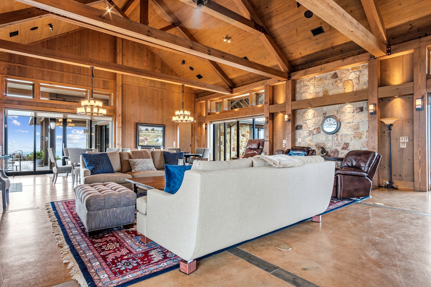 Beautiful Hill Top Home with Pool, Hot Tub, and Stunning Views near Bandera, Texas