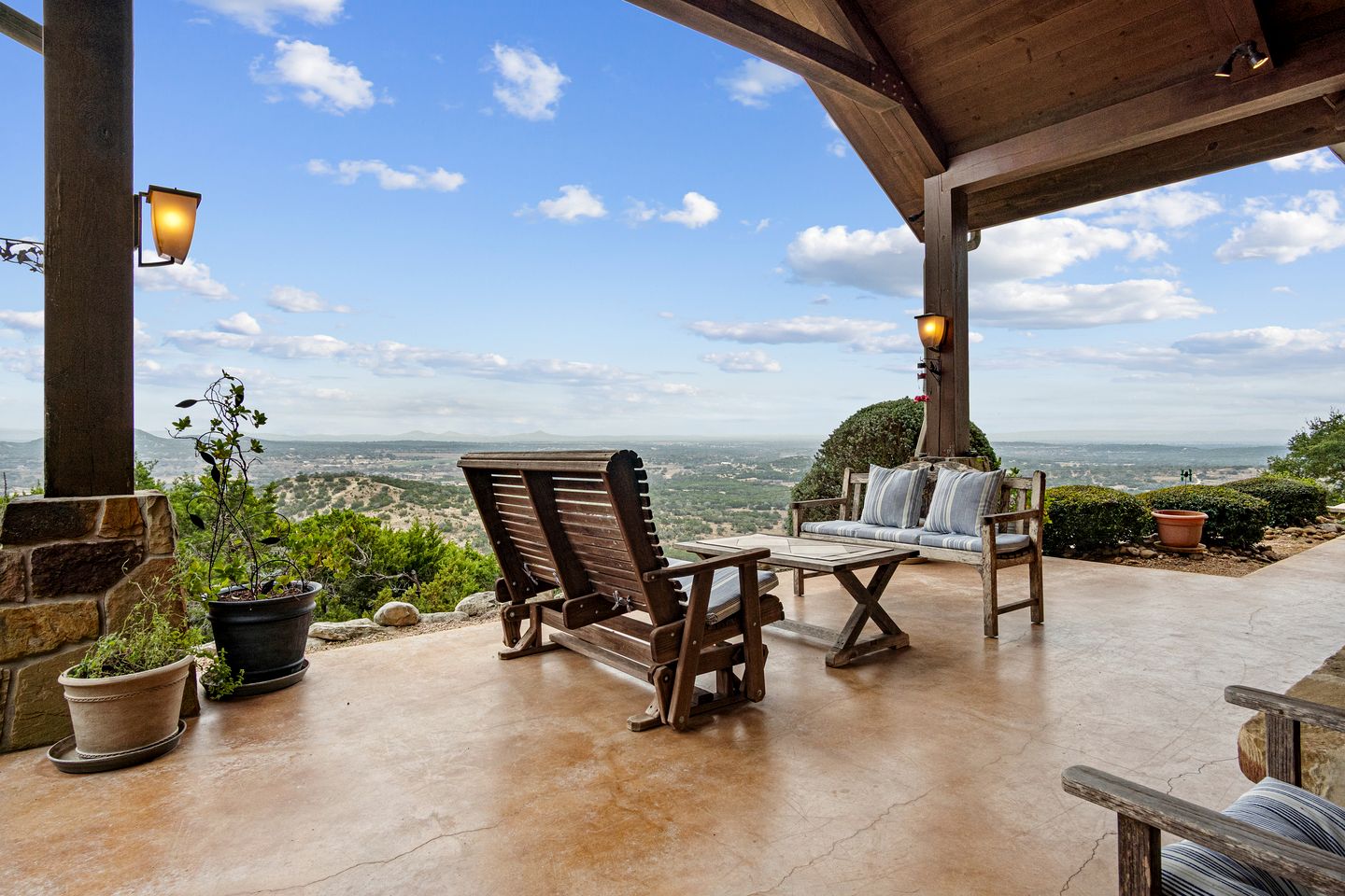 Beautiful Hill Top Home with Pool, Hot Tub, and Stunning Views near Bandera, Texas