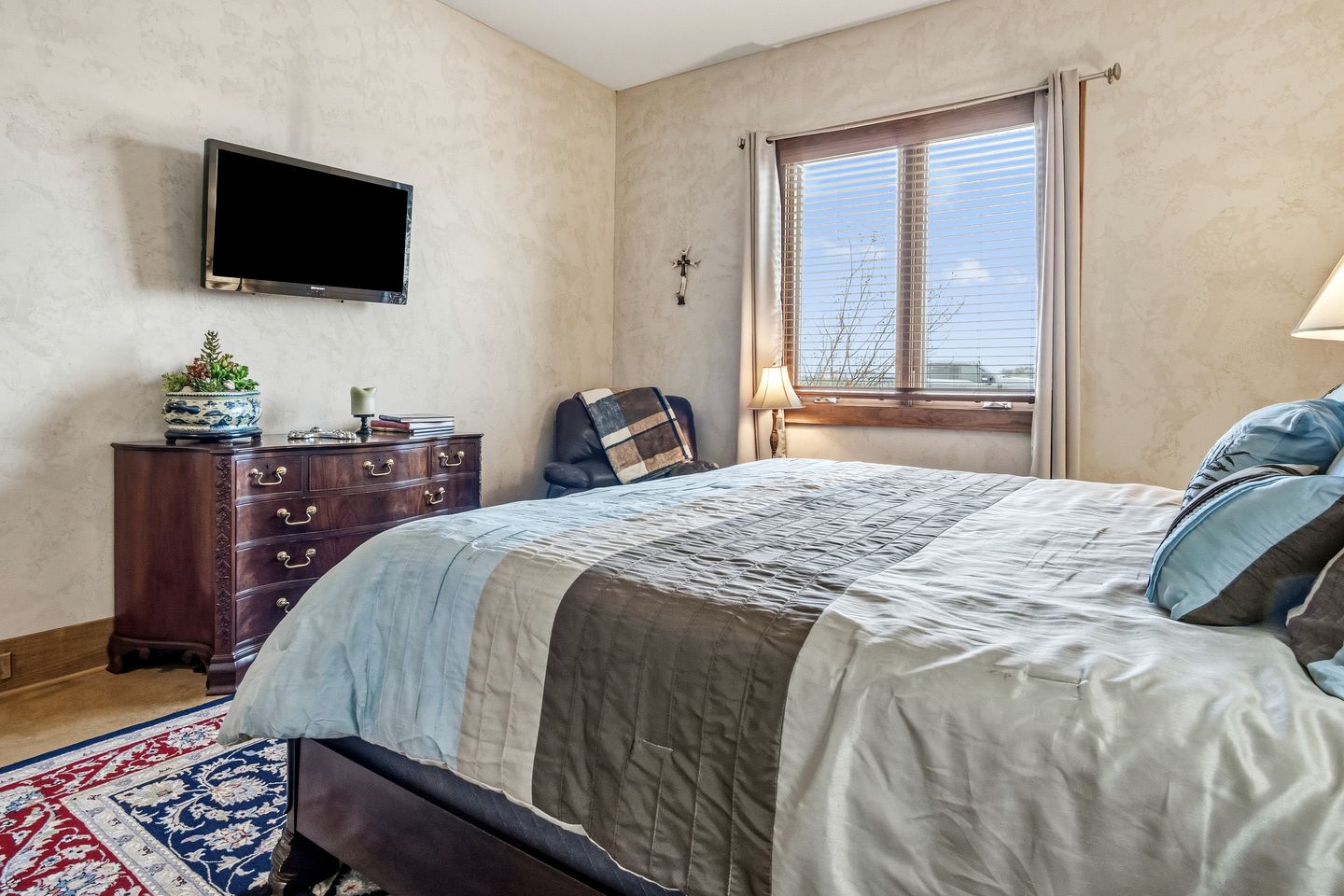 Beautiful Hill Top Home with Pool, Hot Tub, and Stunning Views near Bandera, Texas