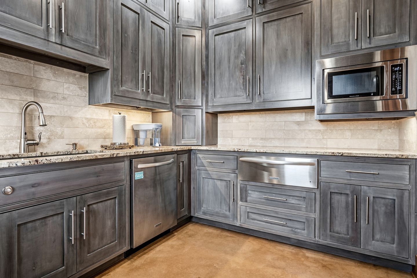 Beautiful Hill Top Home with Pool, Hot Tub, and Stunning Views near Bandera, Texas