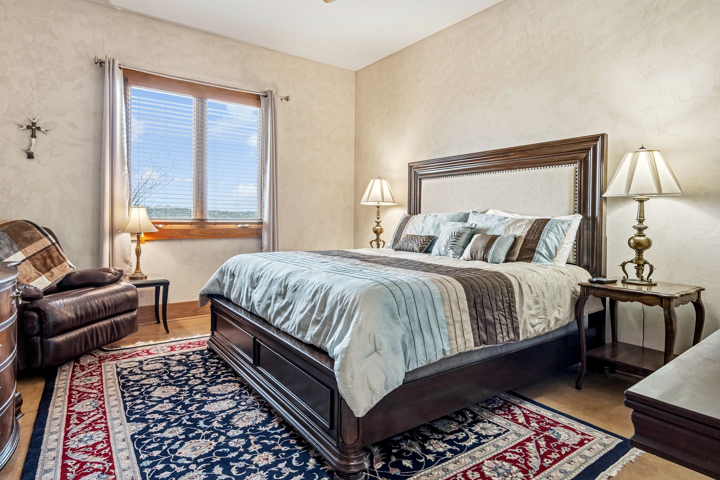 Beautiful Hill Top Home with Pool, Hot Tub, and Stunning Views near Bandera, Texas