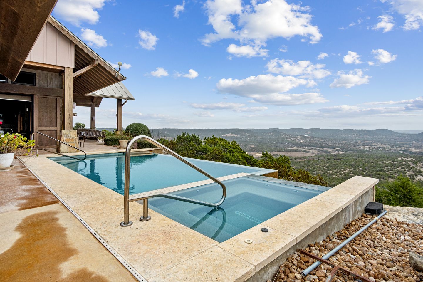 Beautiful Hill Top Home with Pool, Hot Tub, and Stunning Views near Bandera, Texas