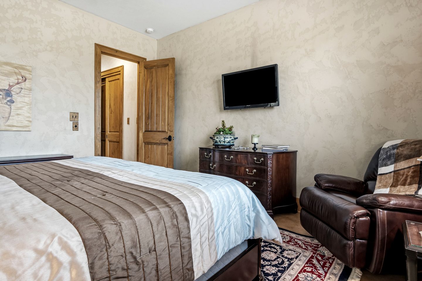 Beautiful Hill Top Home with Pool, Hot Tub, and Stunning Views near Bandera, Texas