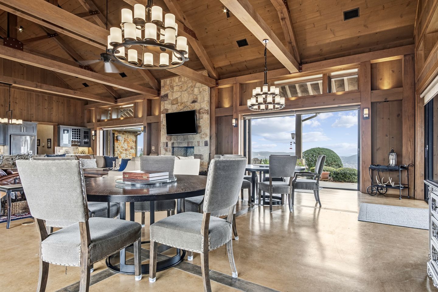 Beautiful Hill Top Home with Pool, Hot Tub, and Stunning Views near Bandera, Texas