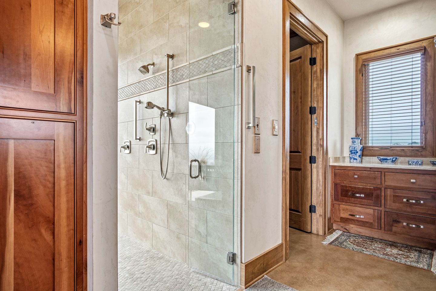 Beautiful Hill Top Home with Pool, Hot Tub, and Stunning Views near Bandera, Texas