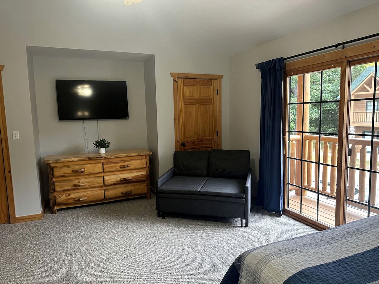 Spacious Luxury Villa Retreat with Jetted Tub, Fireplaces, Balconies, and Smart TV in North Utica, Illinois