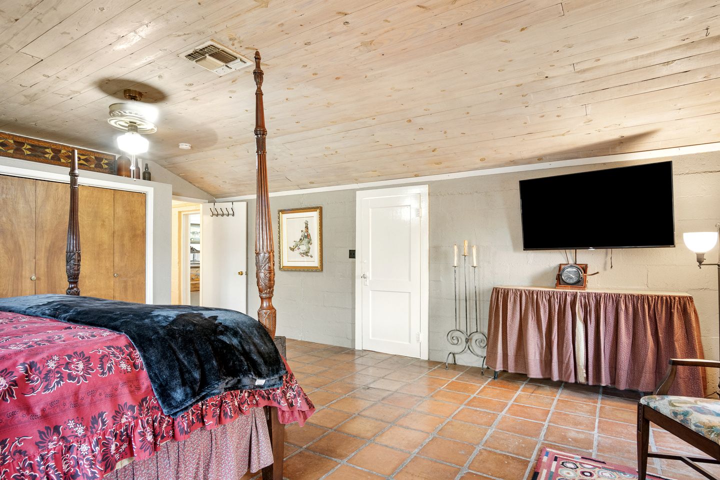 Riverbank Escape for Families and Friends with Ping Pong, Mrs. Pac-Man, and Cozy Den in Kerrville, Texas