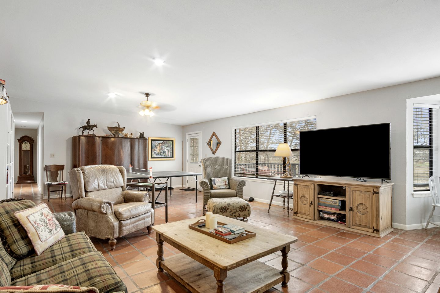 Riverbank Escape for Families and Friends with Ping Pong, Mrs. Pac-Man, and Cozy Den in Kerrville, Texas