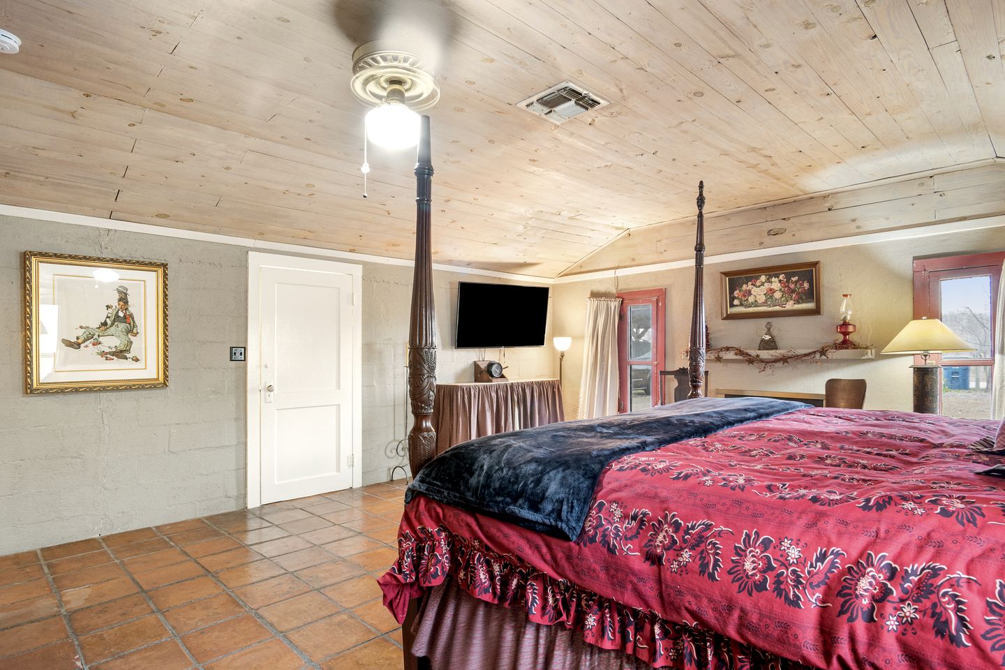 Riverbank Escape for Families and Friends with Ping Pong, Mrs. Pac-Man, and Cozy Den in Kerrville, Texas