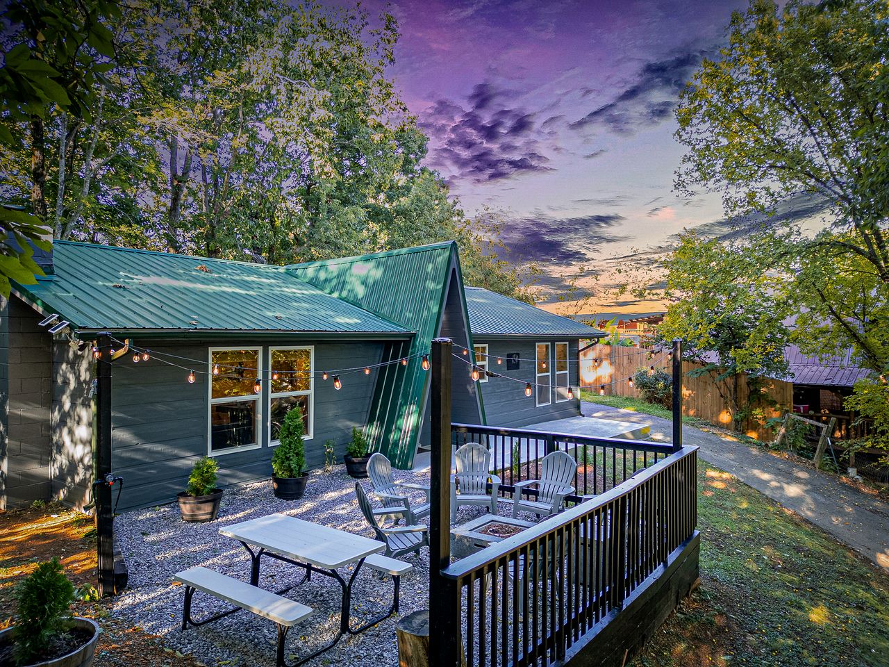 Cozy Mountain Cabin Retreat with Hot Tub, Fire Pit, and Game Room for Relaxing Getaways in Sevierville, Tennessee