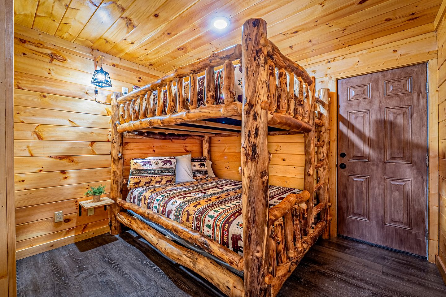 Cozy Mountain Cabin Retreat with Hot Tub, Fire Pit, and Game Room for Relaxing Getaways in Sevierville, Tennessee