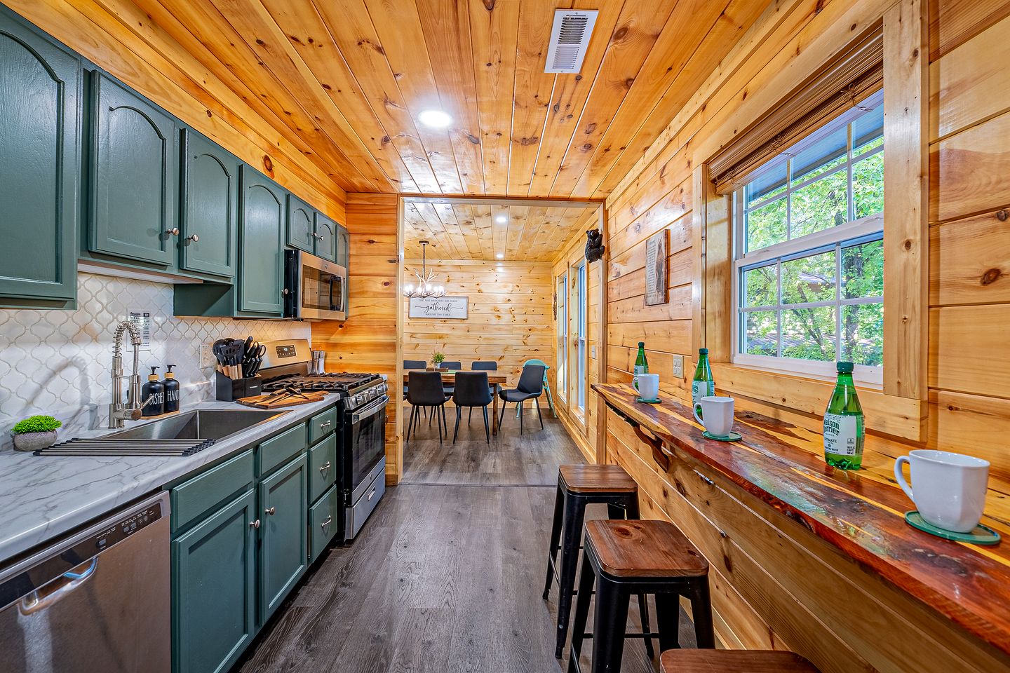 Cozy Mountain Cabin Retreat with Hot Tub, Fire Pit, and Game Room for Relaxing Getaways in Sevierville, Tennessee