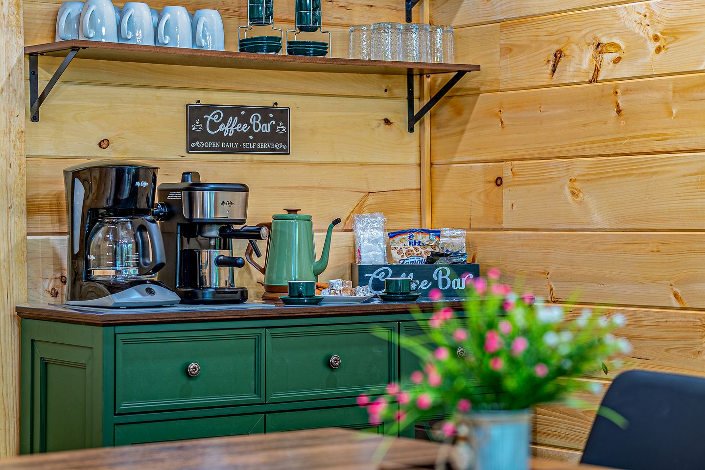 Cozy Mountain Cabin Retreat with Hot Tub, Fire Pit, and Game Room for Relaxing Getaways in Sevierville, Tennessee