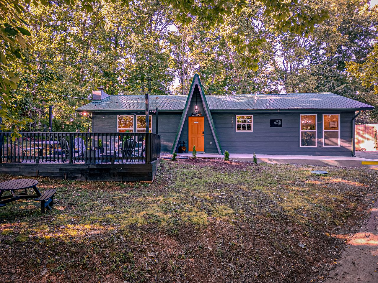 Cozy Mountain Cabin Retreat with Hot Tub, Fire Pit, and Game Room for Relaxing Getaways in Sevierville, Tennessee