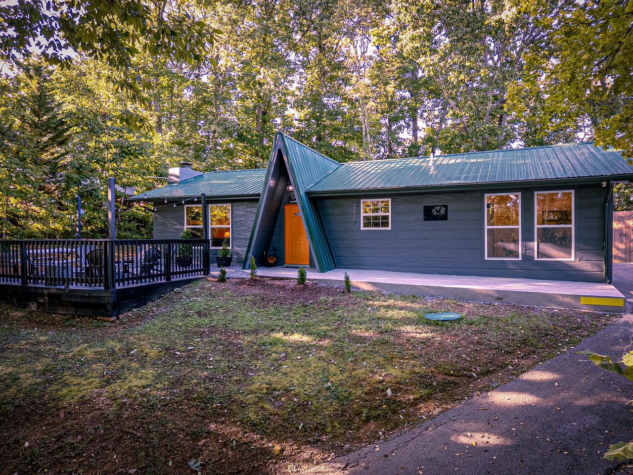 Cozy Mountain Cabin Retreat with Hot Tub, Fire Pit, and Game Room for Relaxing Getaways in Sevierville, Tennessee