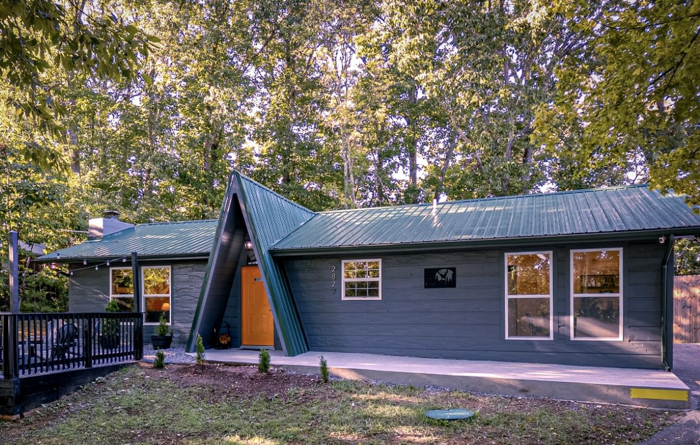 Cozy Mountain Cabin Retreat with Hot Tub, Fire Pit, and Game Room for Relaxing Getaways in Sevierville, Tennessee