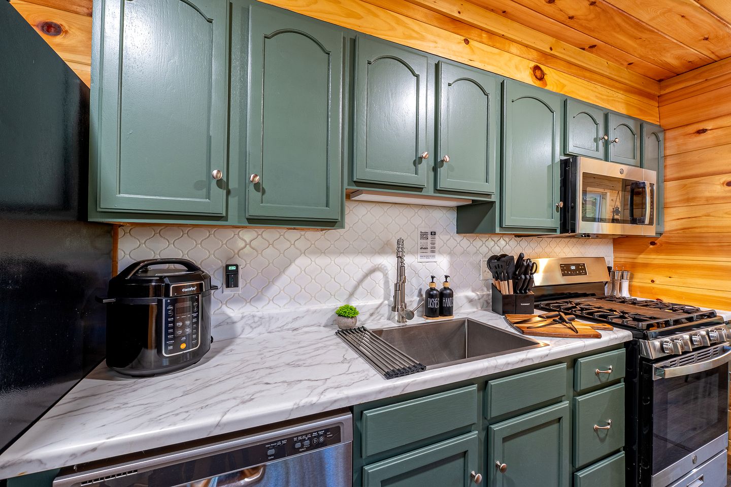 Cozy Mountain Cabin Retreat with Hot Tub, Fire Pit, and Game Room for Relaxing Getaways in Sevierville, Tennessee