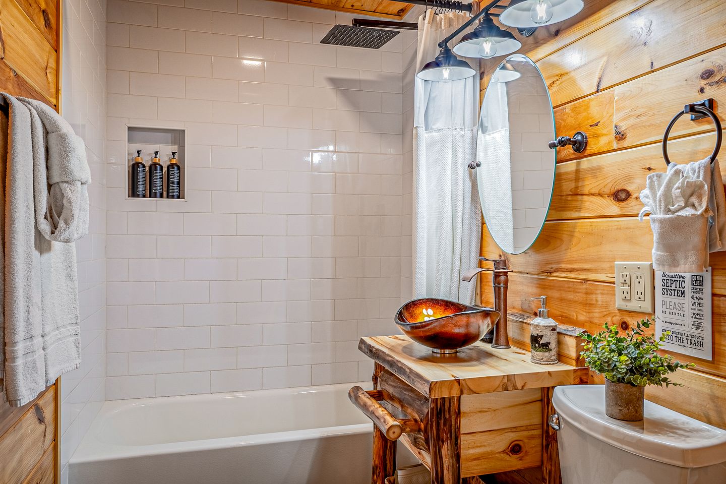 Cozy Mountain Cabin Retreat with Hot Tub, Fire Pit, and Game Room for Relaxing Getaways in Sevierville, Tennessee