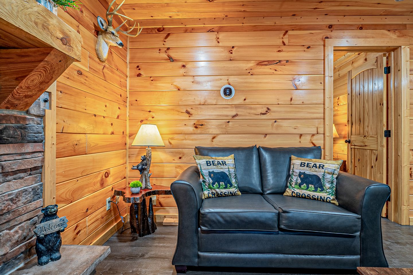 Cozy Mountain Cabin Retreat with Hot Tub, Fire Pit, and Game Room for Relaxing Getaways in Sevierville, Tennessee