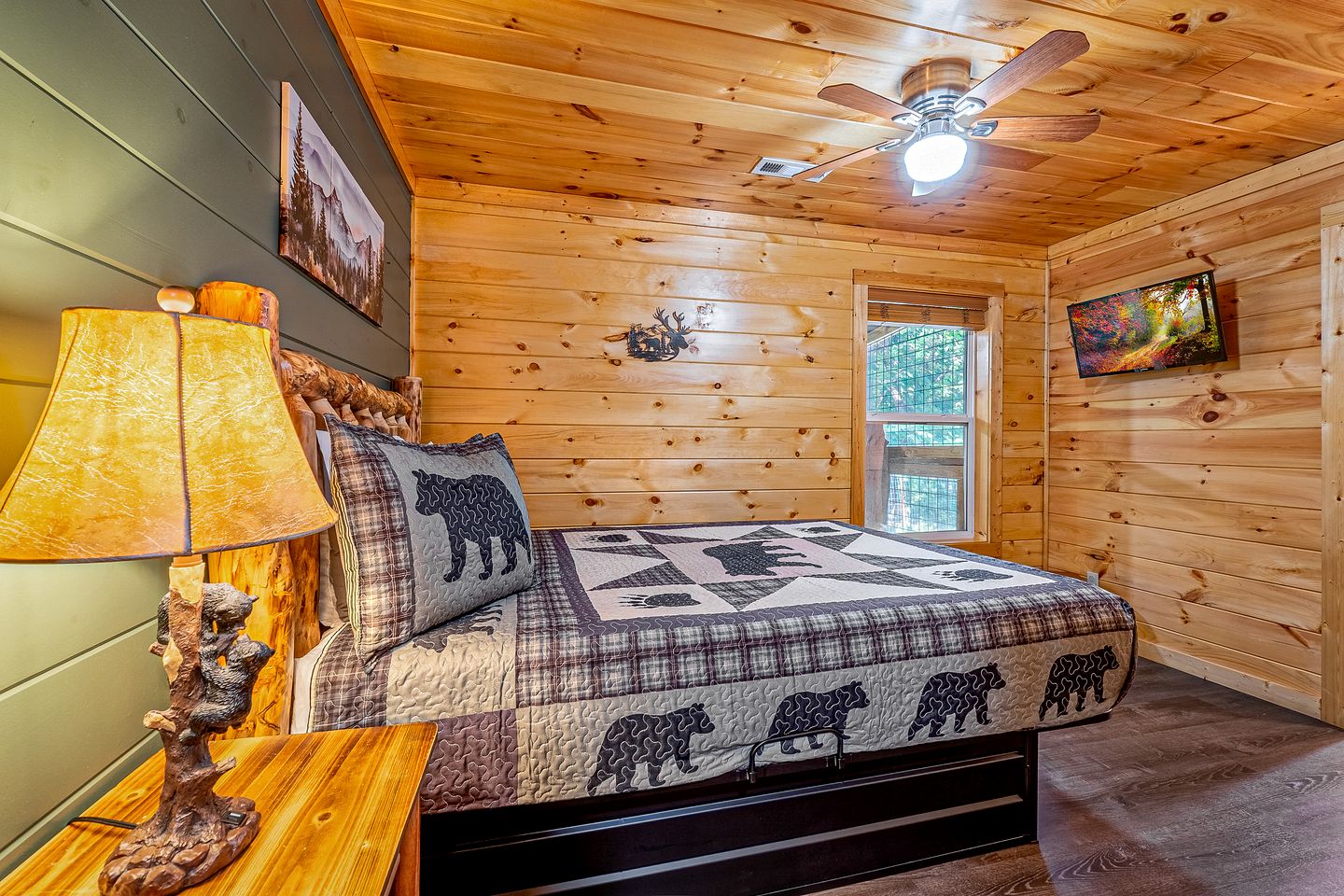 Cozy Mountain Cabin Retreat with Hot Tub, Fire Pit, and Game Room for Relaxing Getaways in Sevierville, Tennessee
