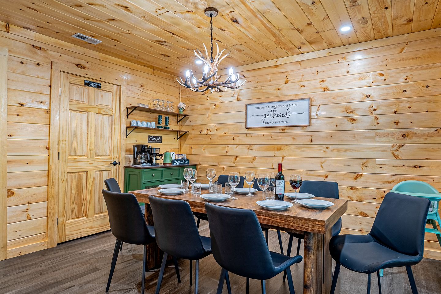 Cozy Mountain Cabin Retreat with Hot Tub, Fire Pit, and Game Room for Relaxing Getaways in Sevierville, Tennessee
