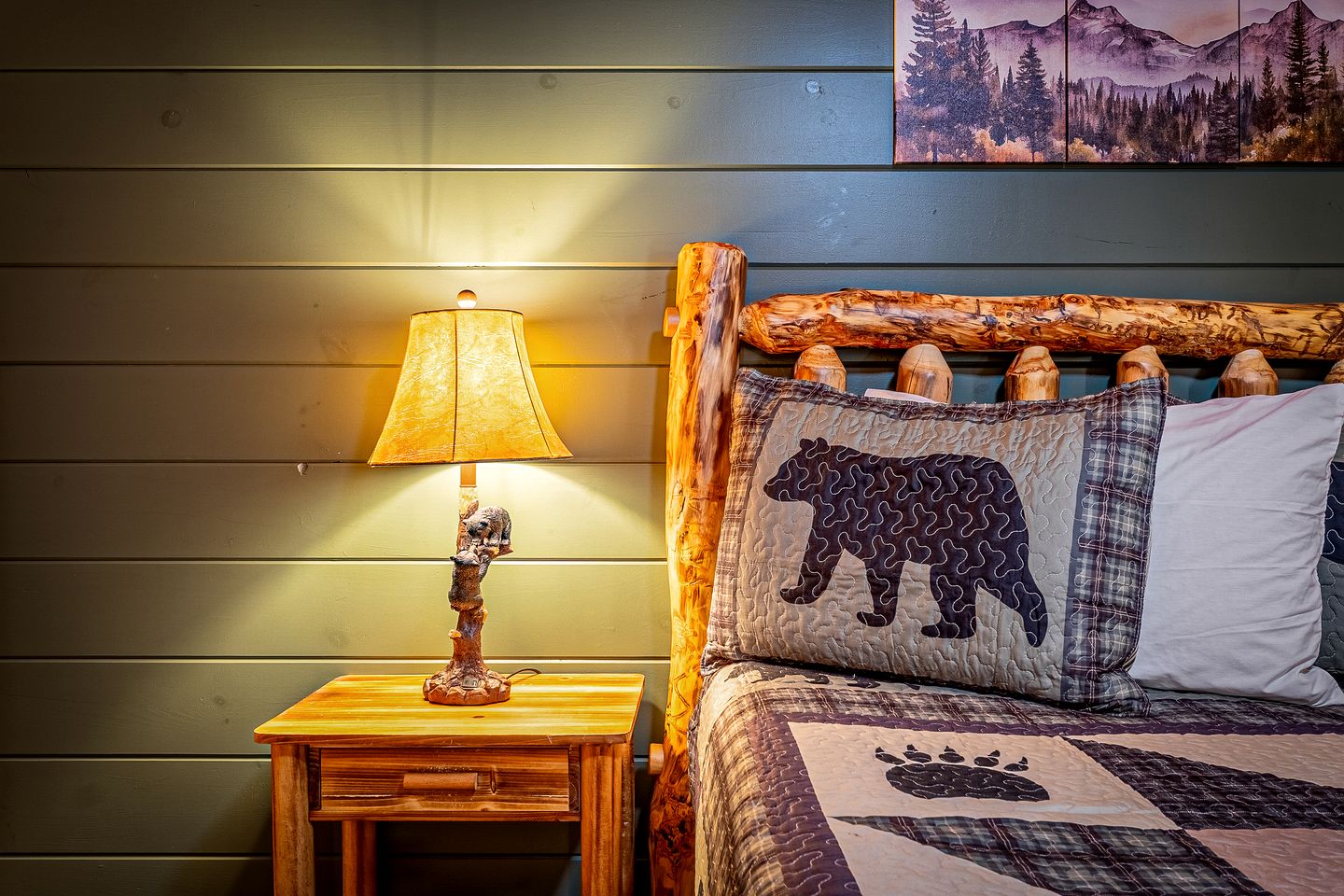 Cozy Mountain Cabin Retreat with Hot Tub, Fire Pit, and Game Room for Relaxing Getaways in Sevierville, Tennessee