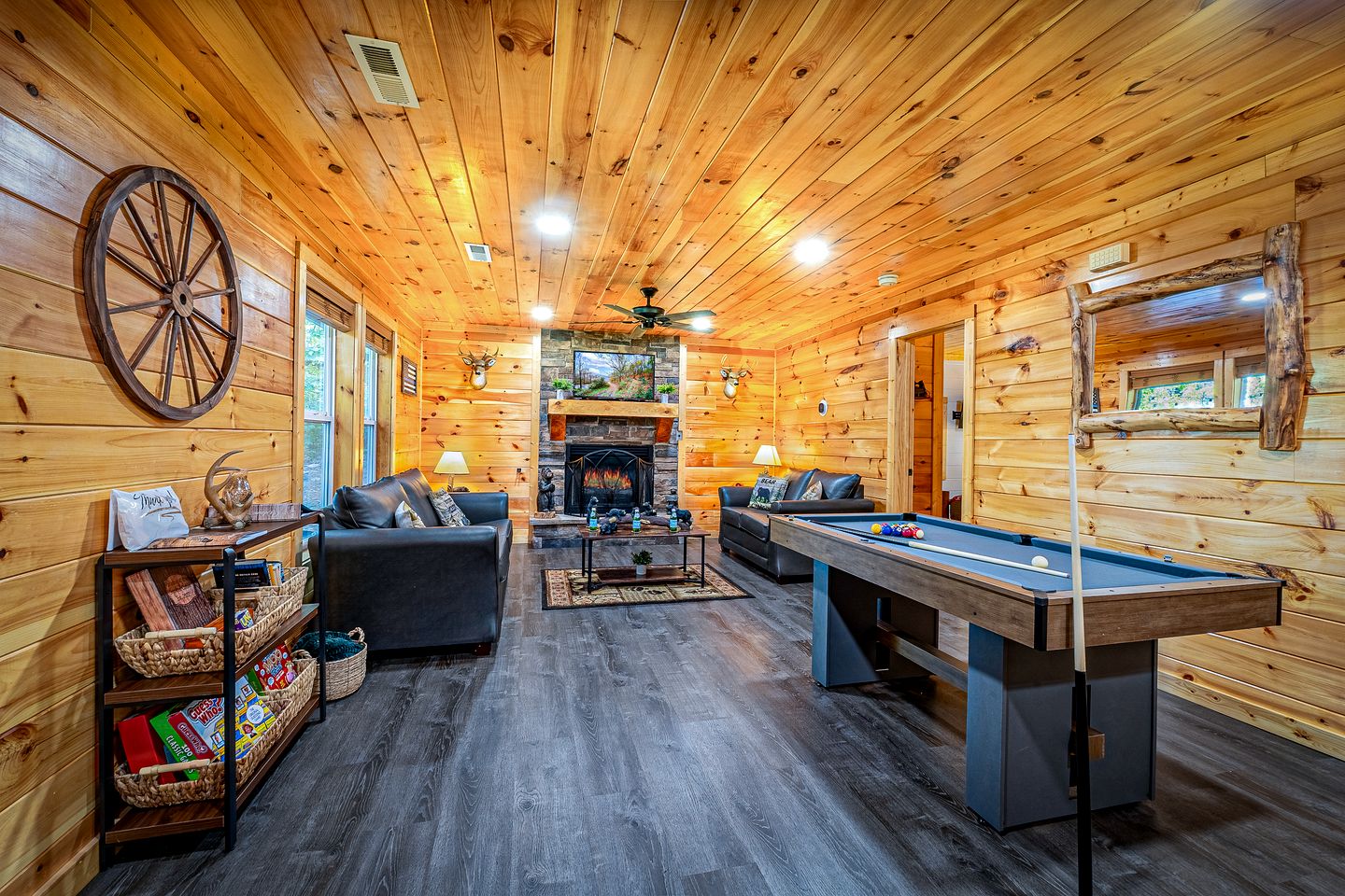 Cozy Mountain Cabin Retreat with Hot Tub, Fire Pit, and Game Room for Relaxing Getaways in Sevierville, Tennessee