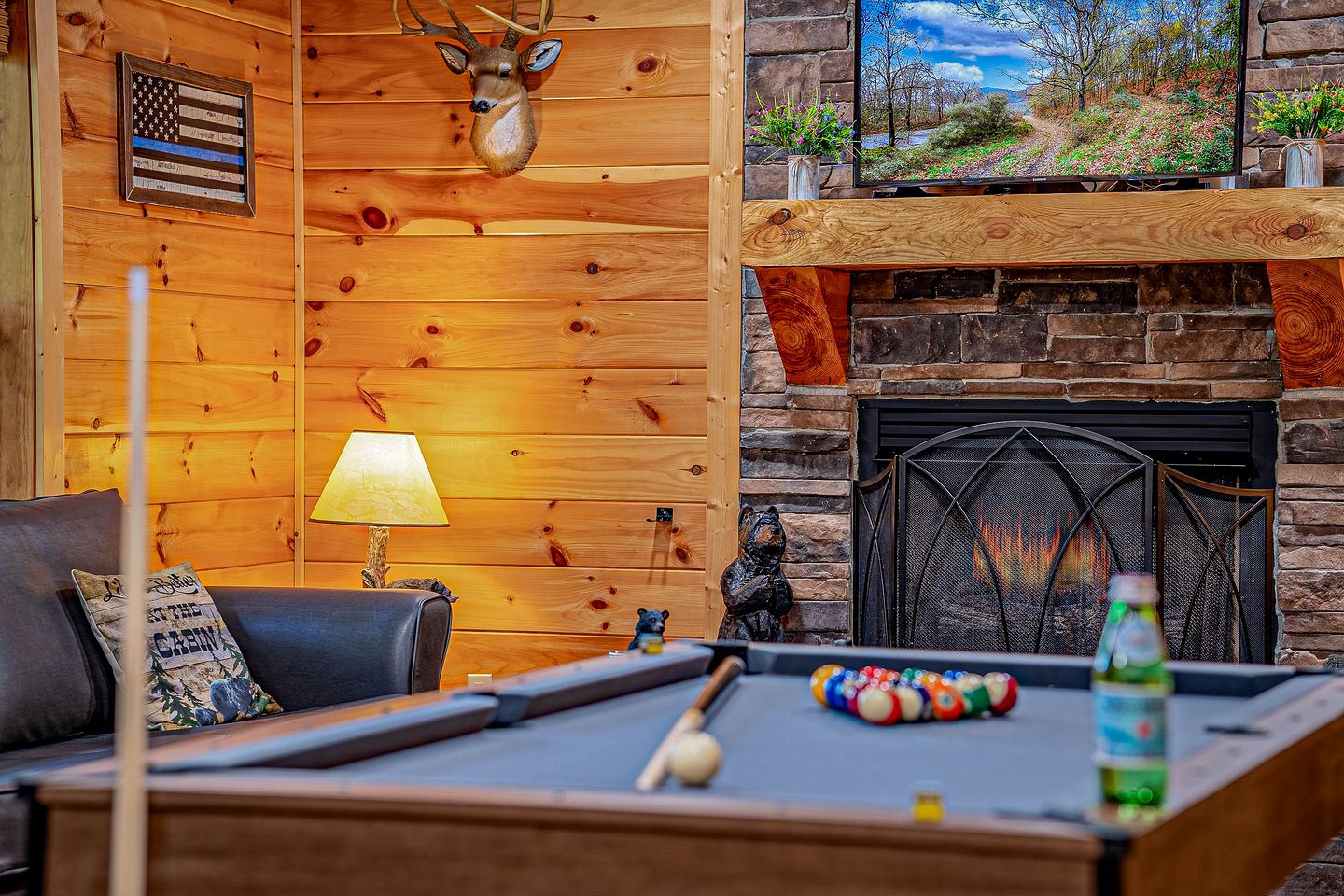 Cozy Mountain Cabin Retreat with Hot Tub, Fire Pit, and Game Room for Relaxing Getaways in Sevierville, Tennessee