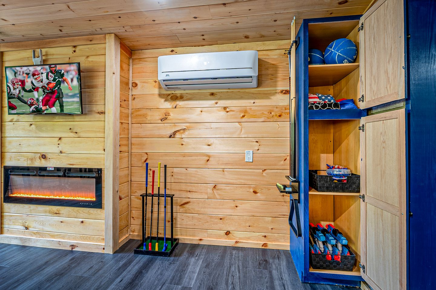 Smoky Mountain Cabin Retreat with Hot Tub, Game Room, Mini Golf & Creek Views in Pigeon Forge, Tennessee