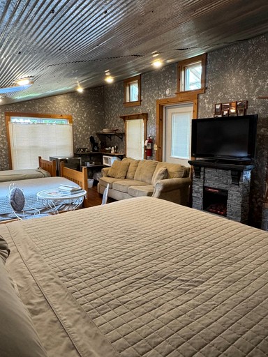 Pet Friendly Glamping Cabin in Wisconsin to Enjoy Nature near Wisconsin Dells | Tiny Houses (Sparta, Wisconsin, United States of America)