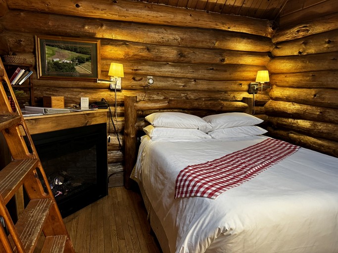 Cozy Log Cabin for a Romantic Getaway near Sparta, Wisconsin