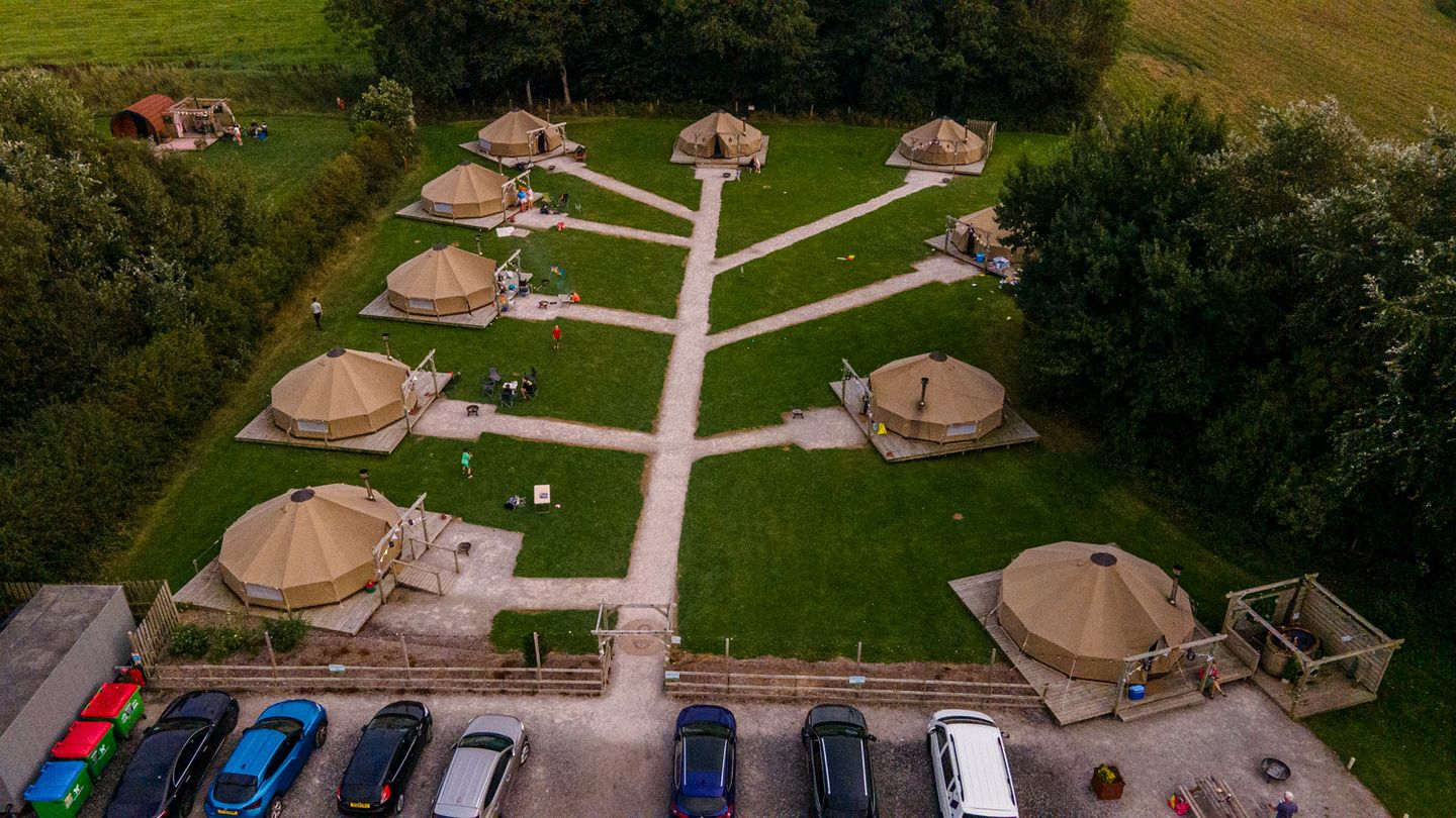 Bell Tent with Woodland Views & Wood-Fired Hot Tub in England, United Kingdom