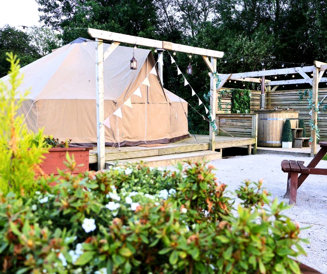 Bell Tent with Woodland Views & Wood-Fired Hot Tub in England, United Kingdom