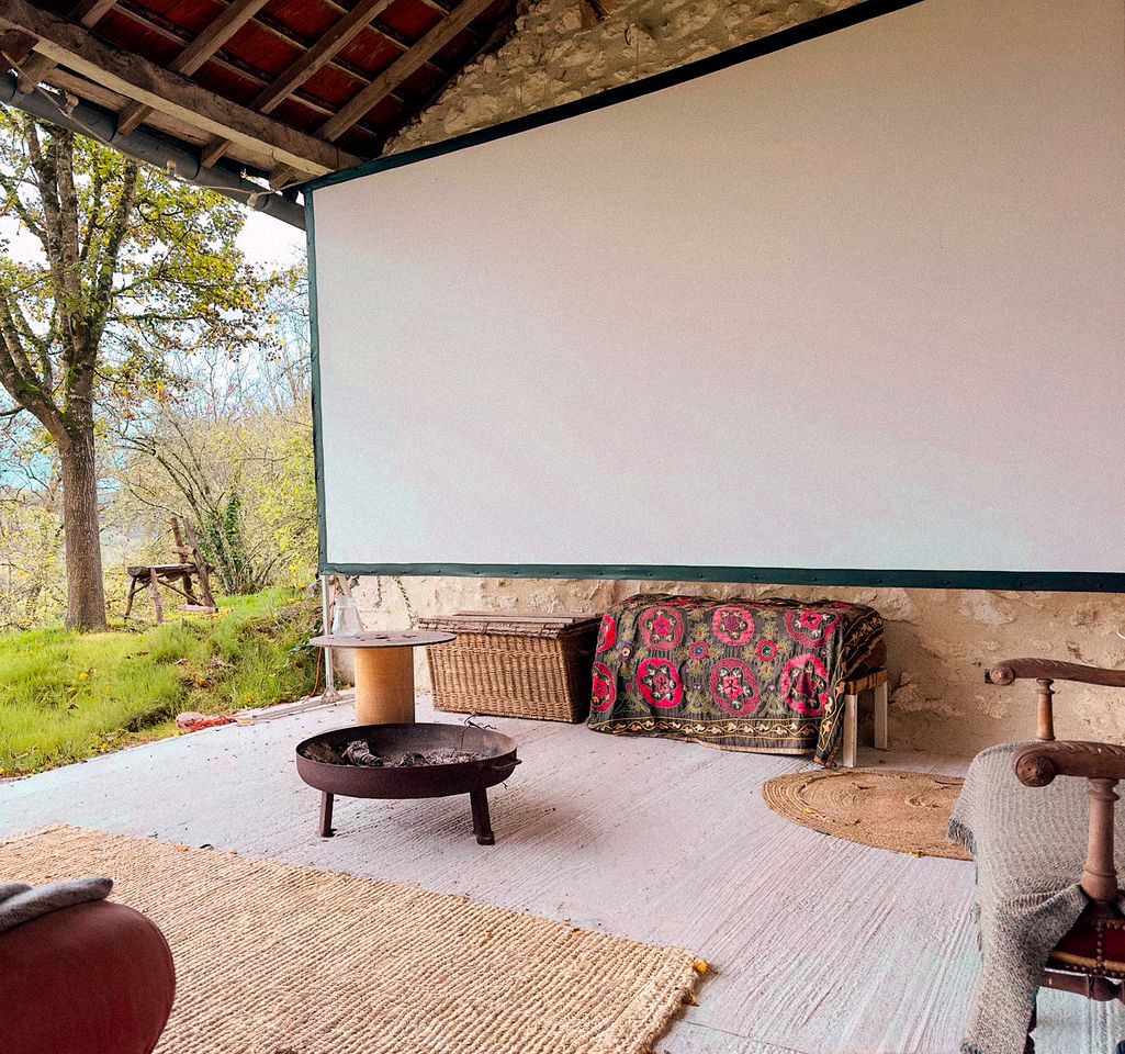 Luxury Bohemian Yurt Retreat with Valley Views & Stargazing Roof Window in Penne d'Agenais, France