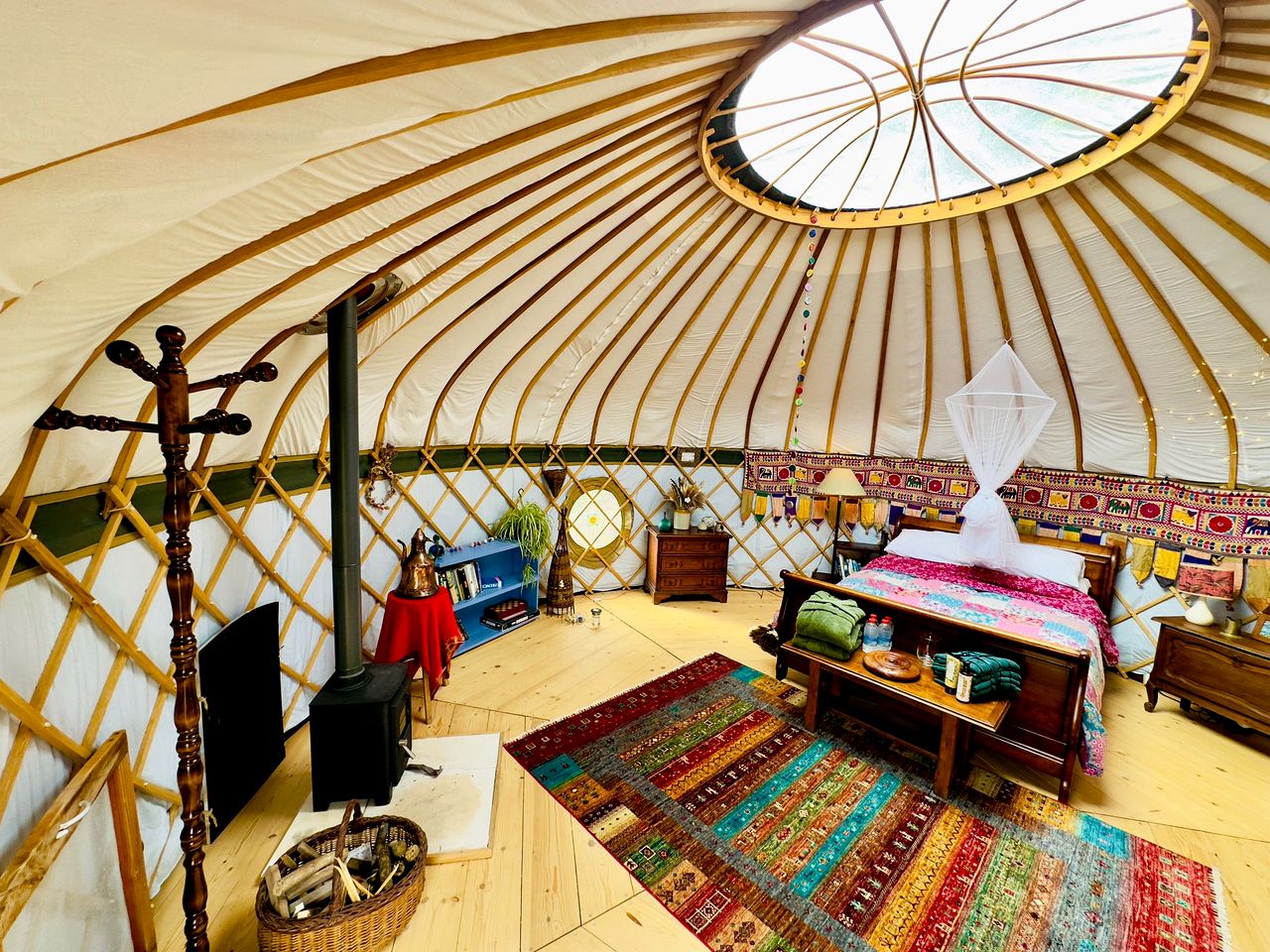 Luxury Bohemian Yurt Retreat with Valley Views & Stargazing Roof Window in Penne d'Agenais, France