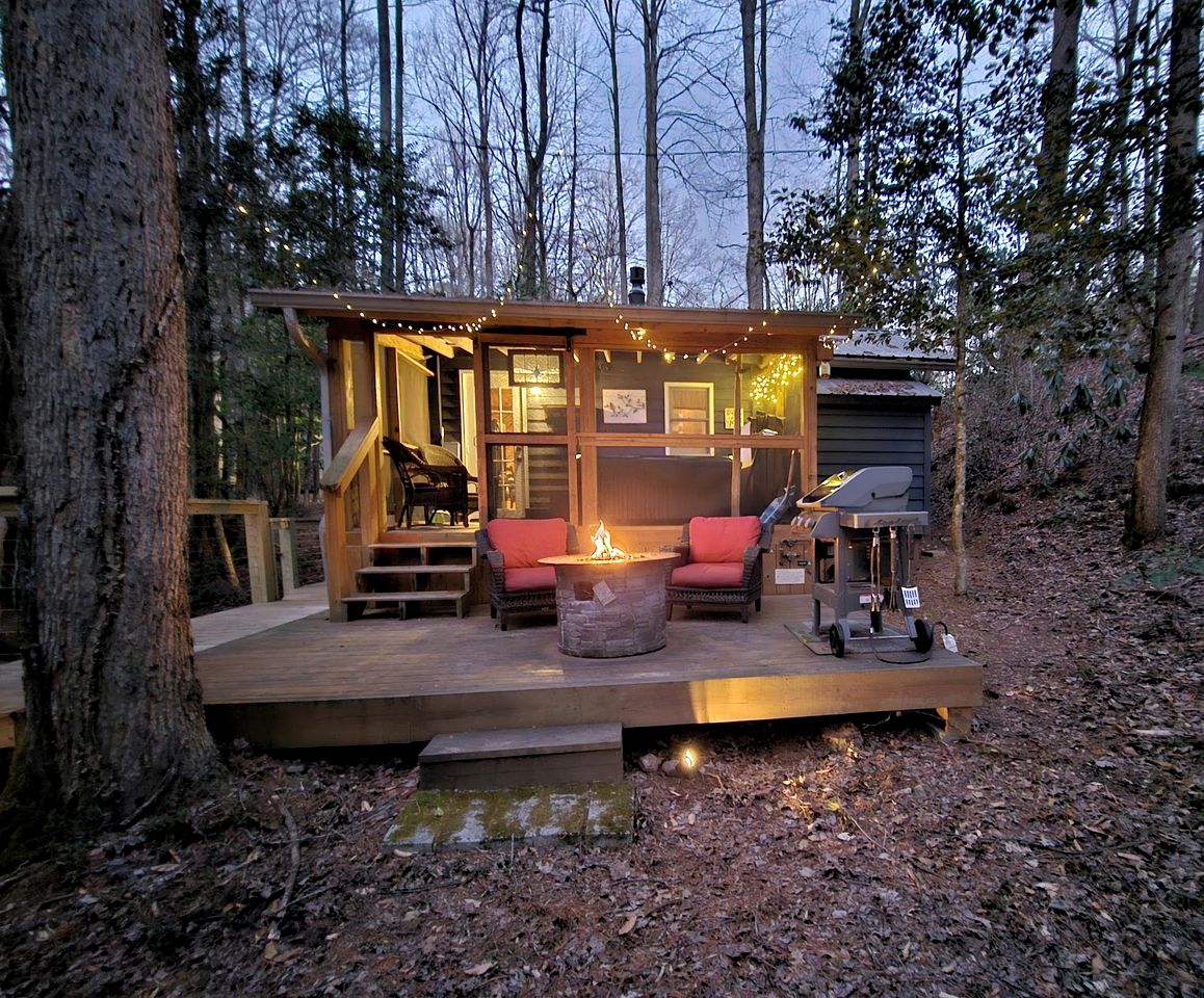 Romantic Creekside Cabin Retreat with Hot Tub, Fire Pit and Peaceful Forest Views in Sautee Nacoochee, Georgia
