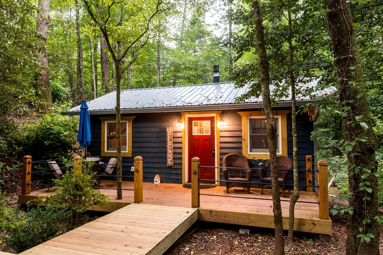 Romantic Creekside Cabin Retreat with Hot Tub, Fire Pit and Peaceful Forest Views in Sautee Nacoochee, Georgia