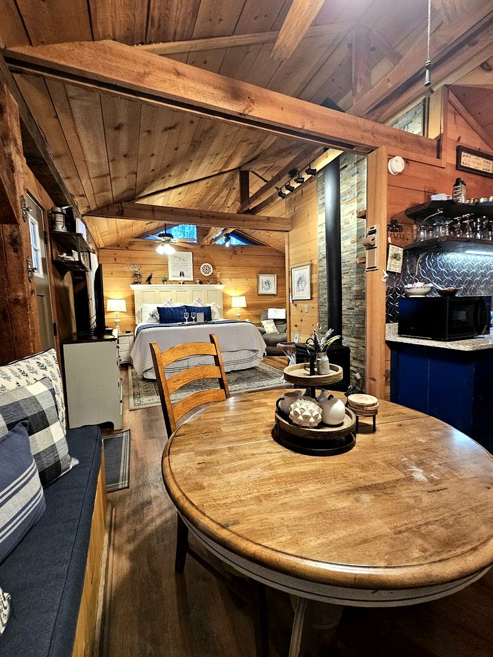 Romantic Creekside Cabin Retreat with Hot Tub, Fire Pit and Peaceful Forest Views in Sautee Nacoochee, Georgia