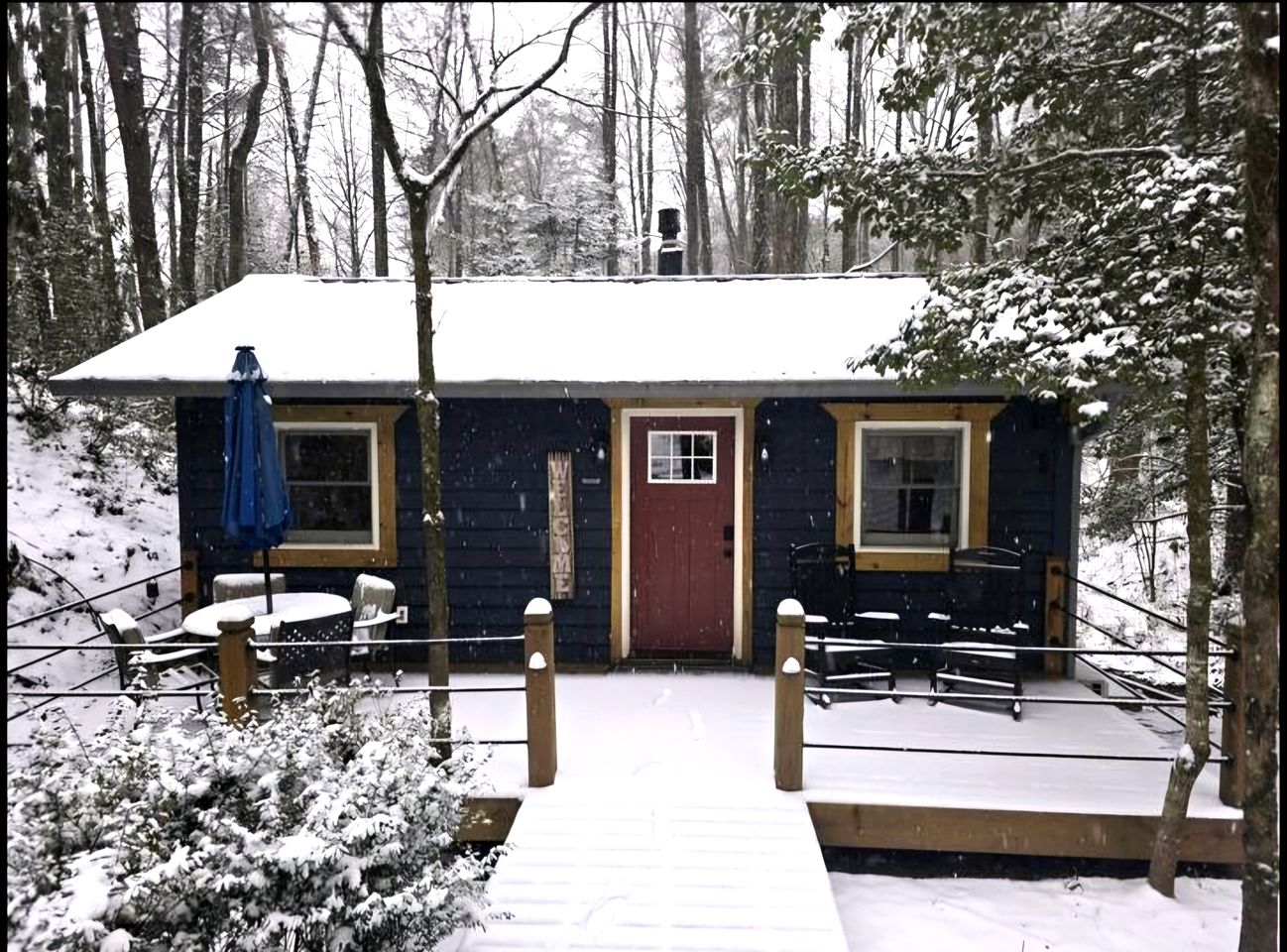 Romantic Creekside Cabin Retreat with Hot Tub, Fire Pit and Peaceful Forest Views in Sautee Nacoochee, Georgia