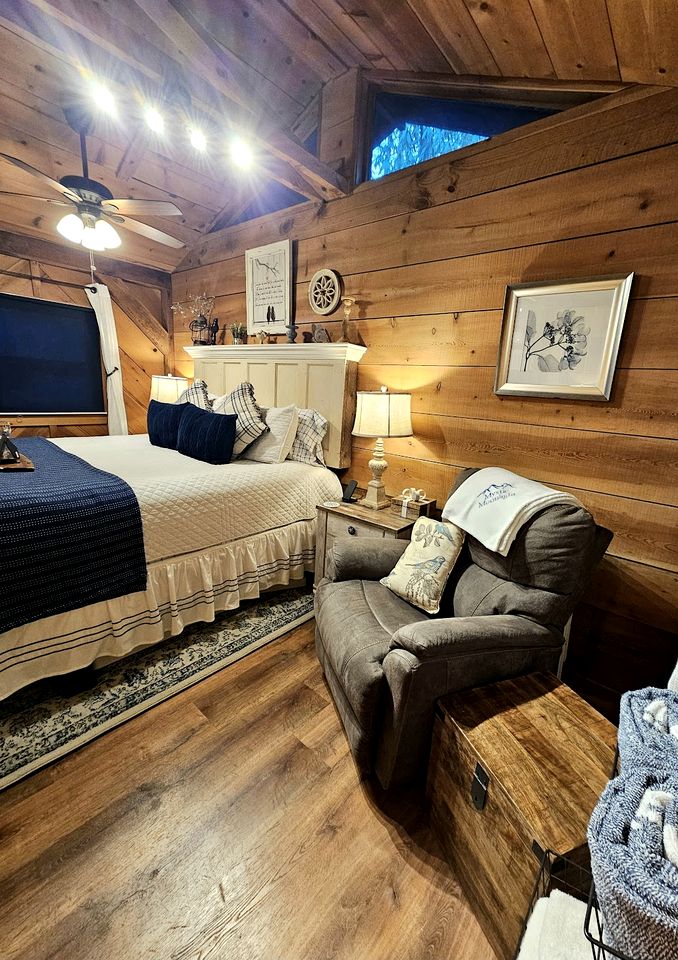 Romantic Creekside Cabin Retreat with Hot Tub, Fire Pit and Peaceful Forest Views in Sautee Nacoochee, Georgia