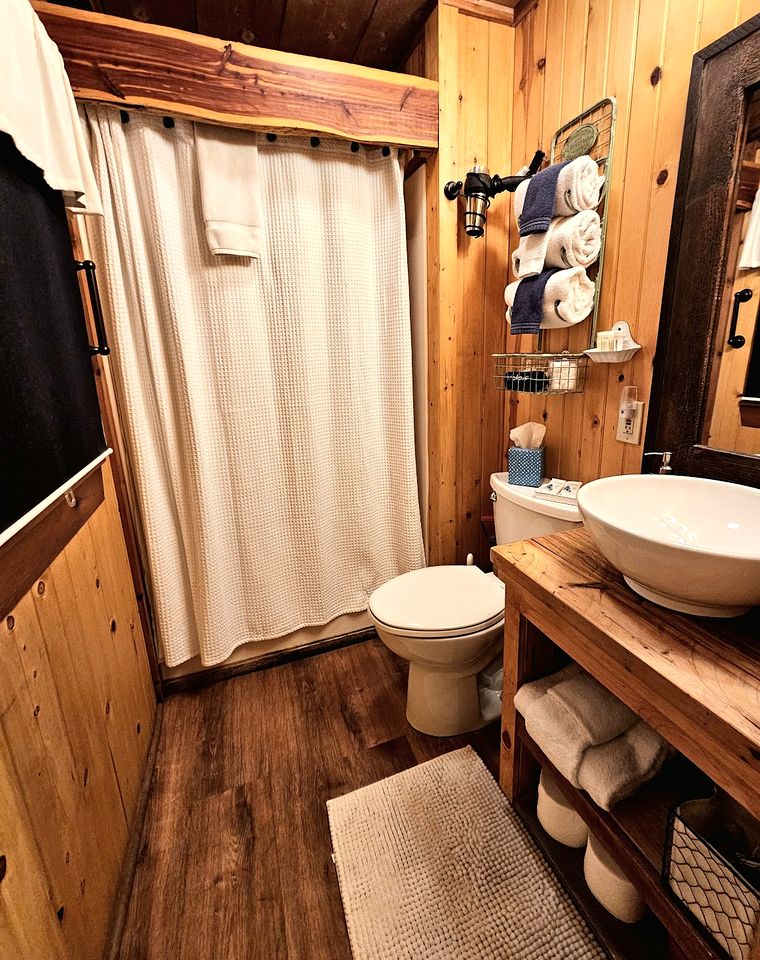 Romantic Creekside Cabin Retreat with Hot Tub, Fire Pit and Peaceful Forest Views in Sautee Nacoochee, Georgia